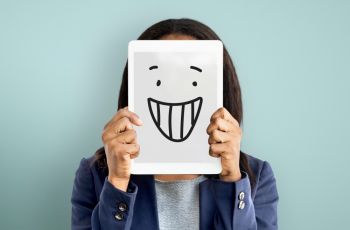 Resting Nice Face: Topeng Senyum yang Menyembunyikan Luka Emosional Perempuan