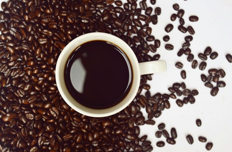 Sajian minuman kopi hitam tanpa gula (Unsplash/Michael C)