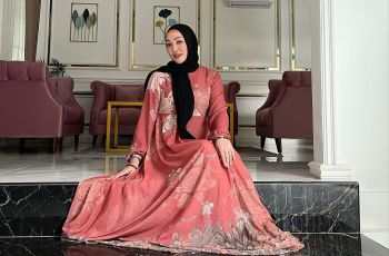 5 Gaya Angelina Sondakh, Selalu Modis Berhijab