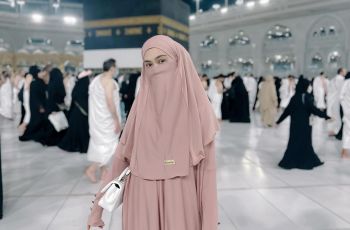 Ria Ricis Pakai Abaya di Tanah Suci, Gayanya Kalem Banget