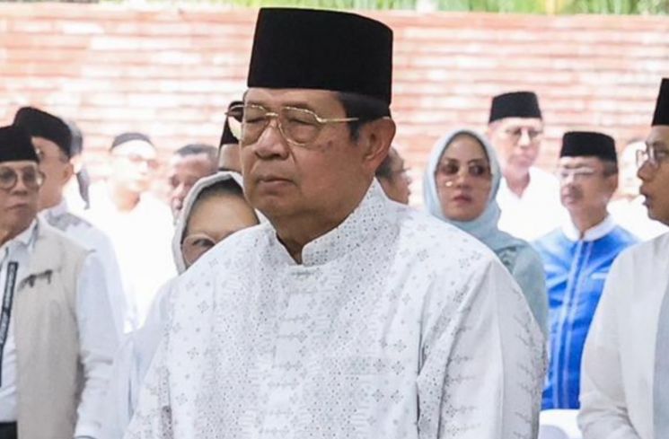 Susilo Bambang Yudhoyono (SBY) pakai baju koko dari brand lokal pada perayaan Iduladha 2024. (Instagram/annisayudhoyono)