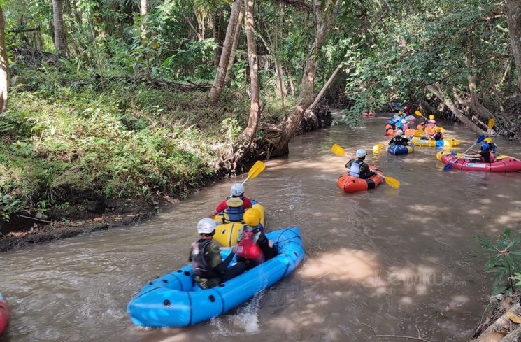 Keseruan wisatawan mencoba Tour Pakcrafting Kali Papah di Banguncipto, Sentolo, Kulon Progo, Daerah Istimewa Yogyakarta (DIY), Sabtu (22/6/2024). (Dewiku.com/Rima S.I.N.)