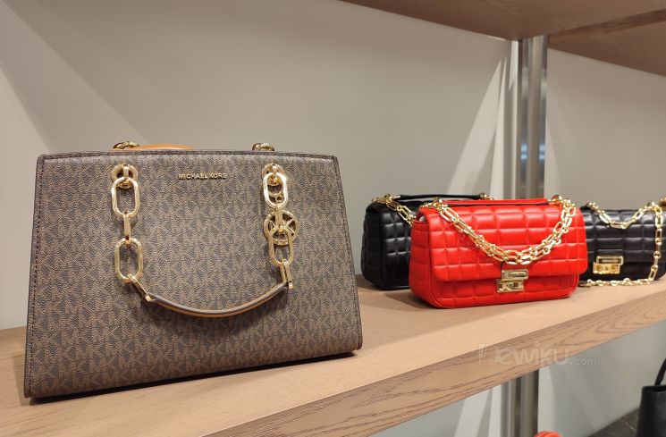 Beberapa koleksi tas yang ada di gerai Michael Kors di Pakuwon Mall Jogja, Sabtu (29/9/2024). (Dewiku.com/Rima Sekarani I.N.)