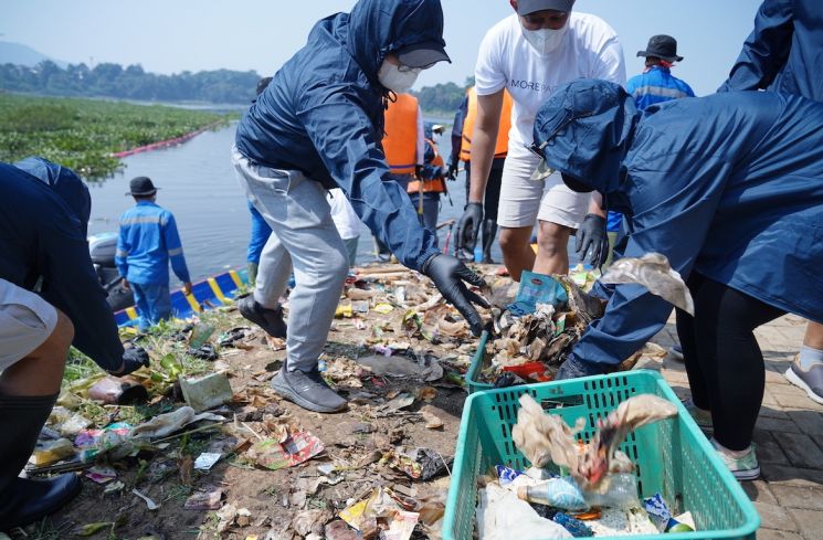 Peduli Lingkungan, Perusahaan Kosmetik Ini Bersihkan Sampah di Sungai Citarum