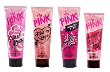 Merek skincare PINK Skin merilis Glow & Moist Perfume Lotion dengan 4 varian dengan wangi dan karakter berbeda-beda, yaitu: Forget Me Not, First Love, Shining Star, dan Sweet Rose. (Foto Kolase)