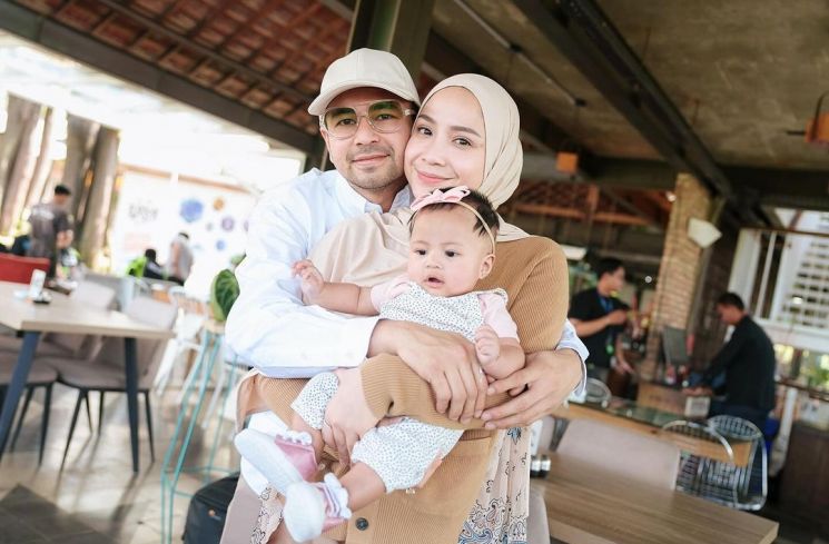 Raffi Ahmad dan Nagita Slavina bersama Baby Lily. (Instagram/raffinagita1717)