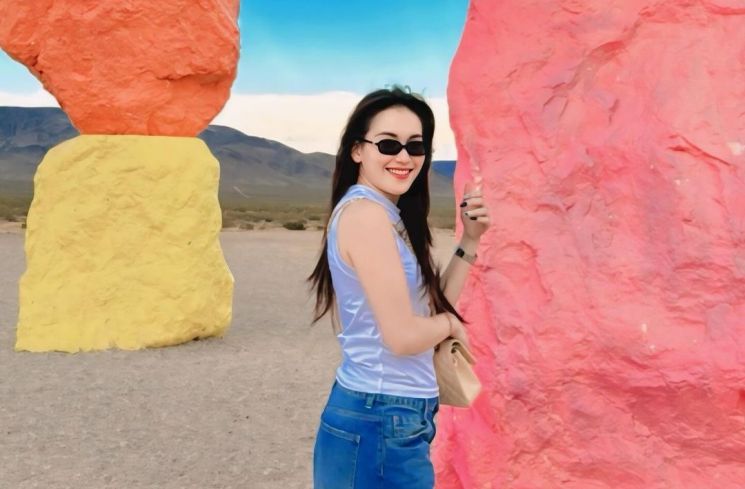 Ayu Ting Ting mengunjungi Seven Magic Mountains saat liburan bersama anaknya, Bilqis. (Instagram/ayutingting92)