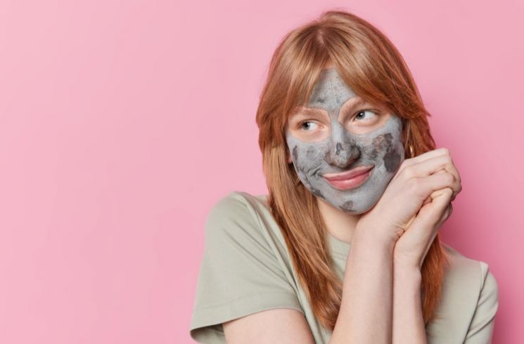 Ilustrasi perempuan melakukan perawatan wajah dengan clay mask (Freepik/wayhomestudio)