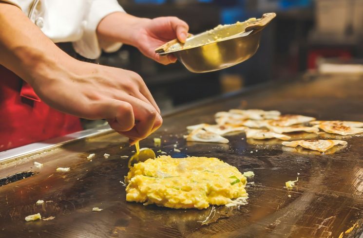 Ilustrasi koki di restoran teppanyaki (Unsplash/Daniel Hooper)