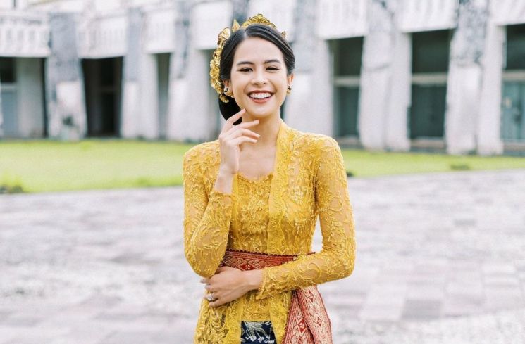 Gaya Maudy Ayunda mengenakan busana kebaya (Instagram/maudyayunda)