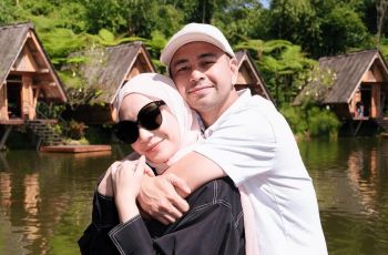 Raffi Ahmad dan Nagita Slavina Liburan di Pantai Bali, Kompak Pakai Sandal Mewah