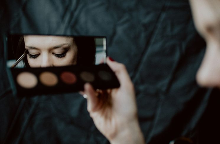 Ilustrasi perempuan menggunakan eyeshadow (Unsplash/Kelly Sikkema)