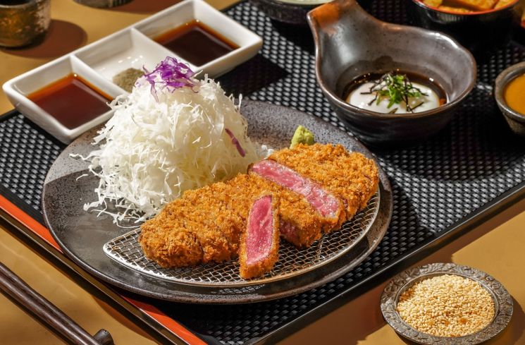 Menu Half Half: Sirloin Gyukatsu dan Gyu Rosu Katsu Set. (Foto: Dok. Gyukatsu Kyoto Katsugyu)