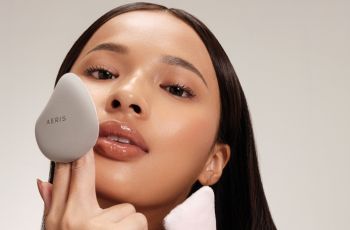 The Signature 4-in-1 Brush & Silk Touch Dual-Sided Makeup Puff. (Dok. Aeris)