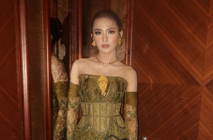 Gaya Mahalini di hari pernikahan Aaliyah Massaid dan Thariq Halilintar (Instagram/mahaliniraharja)