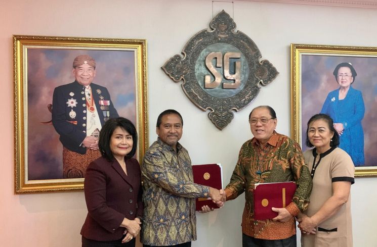 Penandatanganan Perjanjian Kerjasama Sahid Hotels & Resorts dengan Hotel Bandara pada Senin (29/7/2024) yang diwakili oleh Hariyadi Sukamdani selaku Presiden Direktur Sahid Hotels & Resorts dengan Vivi Herlambang selaku Direktur Business Development & Marketing sebagai Saksi dan Hendri Anwar selaku Direktur Utama PT. Putra Musi Abadi didampingi Lice Verdiana Efdora selaku Advocate & Intellectual Property Constulant sebagai Saksi dari pihak owning company. (Foto: Dok. Sahid Hotels & Resorts)