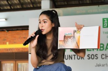 UNIQLO Ajak Maudy Ayunda Seru-seruan Bareng Anak-Anak di SOS Childrens Village