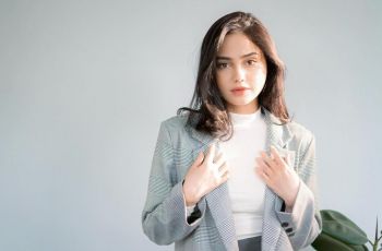 5 Gaya Syifa Hadju Pakai Blazer, Inspirasi Busana Formal hingga Kasual
