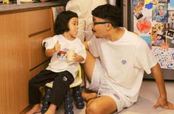 Muchlis Fachri (Muklay) bersama keluarga mengenakan desain terbaru kolaborasi bersama Mooi Heartmade. (Dok. Istimewa)