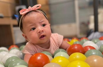 Baby Lily Santai Nonton TV, Harga Bajunya Bikin Syok Lagi
