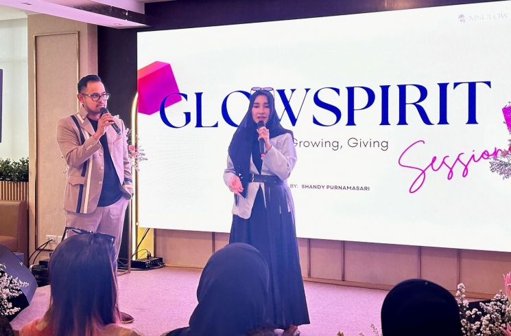 Shandy Purnamasari didampingi sang suami, Gilang Widya Pramana saat meresmikan Elite Glowbal. (Foto: Istimewa)