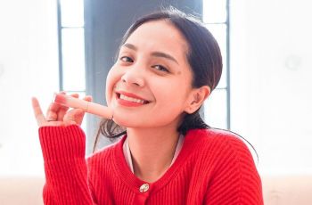 Halau Terik Matahari, Nagita Slavina Cantik Pakai Topi Rotan