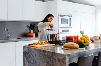 Banyak Chef Laki-Laki Sukses, Tapi Kenapa Dapur Rumah Tangga Tetap Urusan Perempuan?