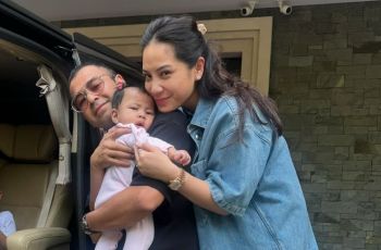 Baby Lily Cantik Pakai Anting Berlian, Harganya Bikin Waswas