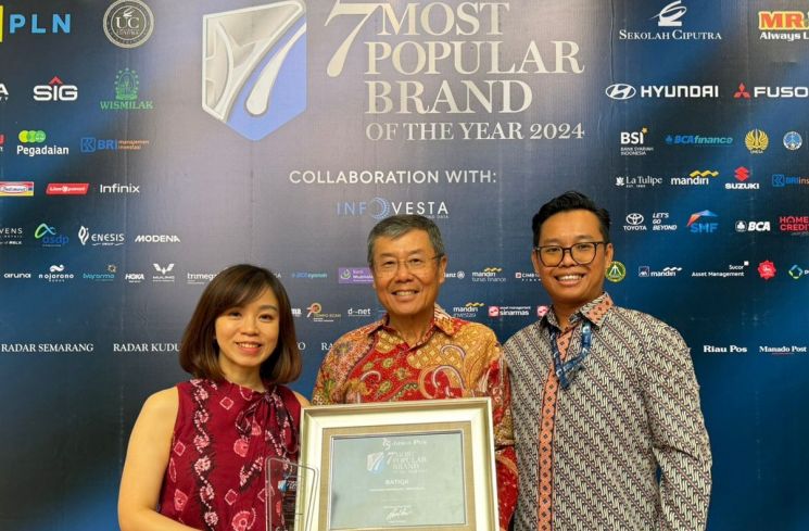 7 brand of the year 2024 - Kartini Zhang (Head of Operation), Michael Tjahaja (Vice President Director), Supriadi (Digital Marketing Manager). (Foto: Dok. Batiqa Hotels)