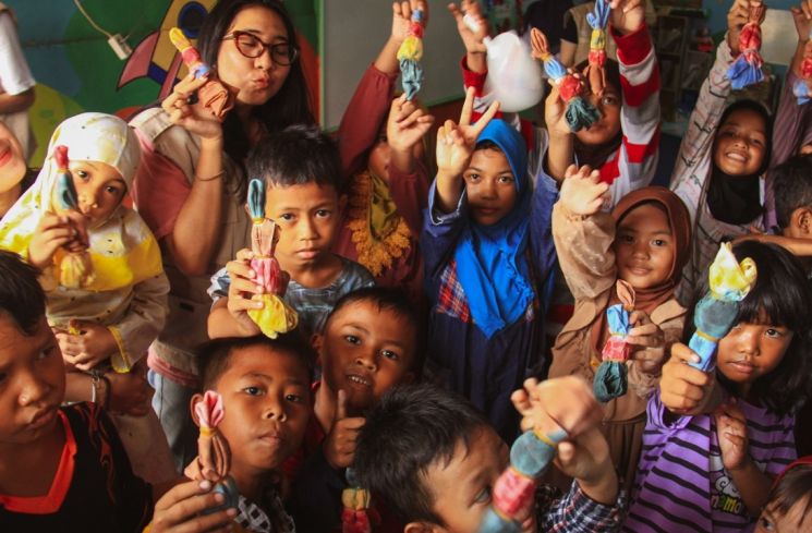 Komunitas Rangkul Tangan (RANTANG) mengadakan pembelajaran nonformal berbasis fun-learning dan seni bagi bagi anak-anak di Kampung Dao, Pademangan, Jakarta Utara, Sabtu (28/9/2024). (Dok.Istimewa)