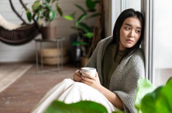 Perempuan Lebih Rentan Stres: Tuntutan Sosial vs Kesehatan Mental, Bagaimana Cara Mengatasinya?