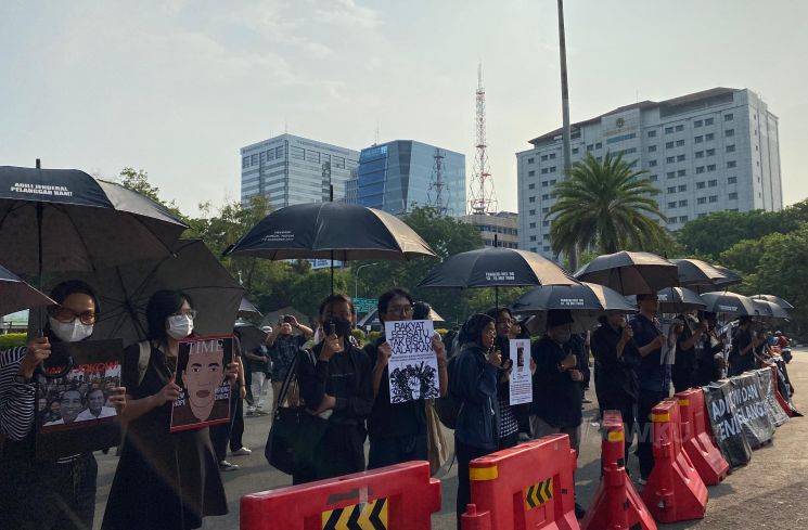 Aksi Kamisan pertama di era pemerintahan Presiden Prabowo Subianto digelar di seberang Istana Merdeka, Jakarta (24/10/2024). (Dewiku.com/Elga Maulina) 