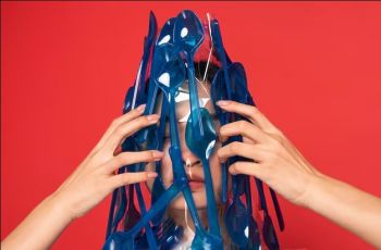 Di Balik Topeng Imposter Syndrome, Ketika Mahasiswa Merasa Tidak Layak Atas Pencapaian yang Didapat