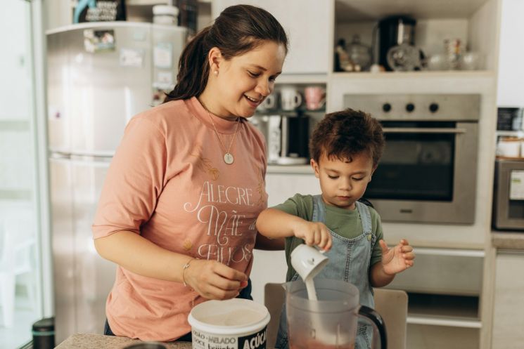 Ilustrasi anak laki-laki belajar memasak (Unsplash/Jonathan Borba)