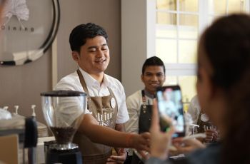 Barista Tunarungu Surabaya Pecahkan Stigma, Bukti Kesetaraan Ada di Setiap Cangkir Kopi