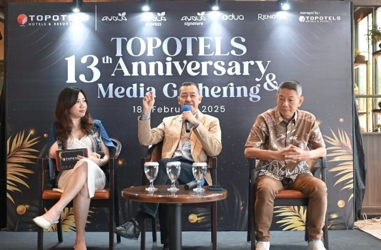 Konferensi Pers – Ibu Yustina - BD & Communications Manager, Bapak Yonto Wongso - CEO, Bapak Rudin – COO. 