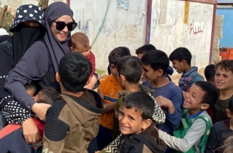 Zaskia Adya Mecca bersama anak-anak Gaza di Palestina. (Instagram/@zaskiadyamecca)