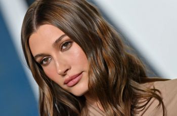 Facial Es ala Hailey Bieber: Rahasia Kulit Glowing-nya Ternyata Bukan Serum Puluhan Juta