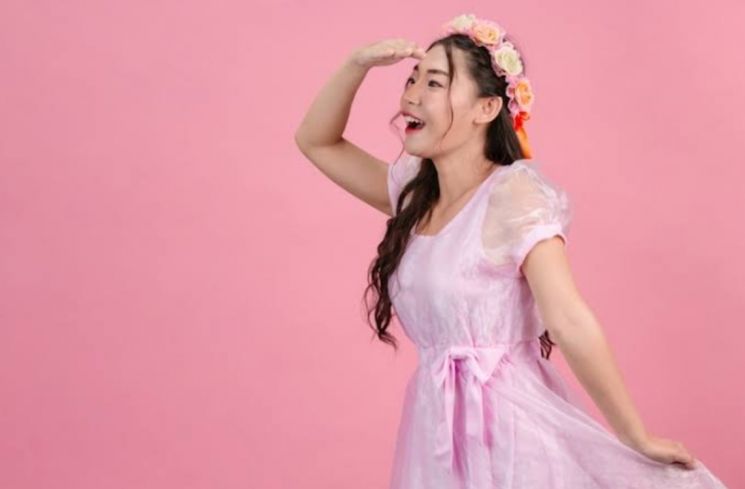 Ilustrasi perempuan bergaya feminin. (Freepik)