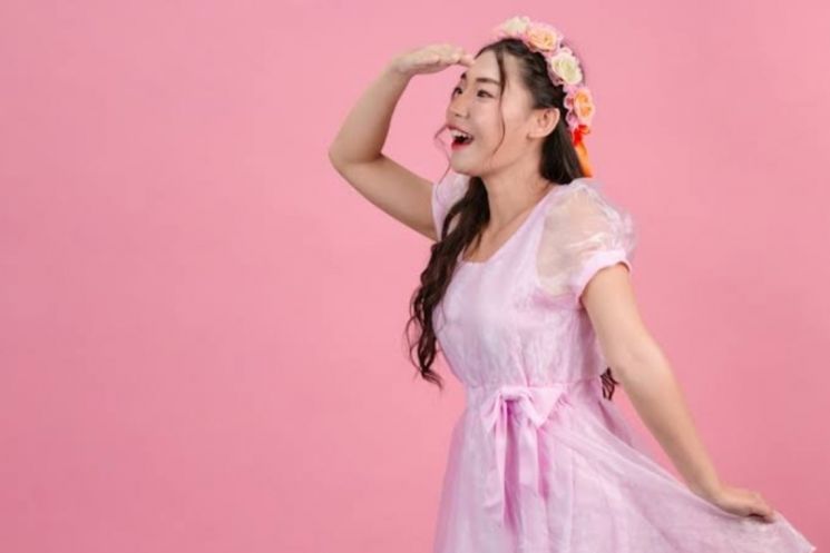 Ilustrasi perempuan bergaya feminin. (Freepik)