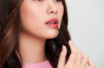 Bye-Bye Kusam! Ini Warna Lipstik Andalan Cewek Kulit Sawo Matang Biar Makin On Point
