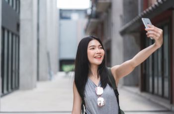 Filter Fatigue: Tuntutan Flawless di Medsos yang Diam-Diam Bikin Cewek Stres