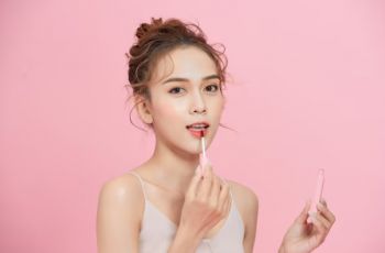 Mau Dandan Tipis-Tipis Aja? Ini 7 Rekomendasi Lipgloss yang Bikin Bibir Glowing!