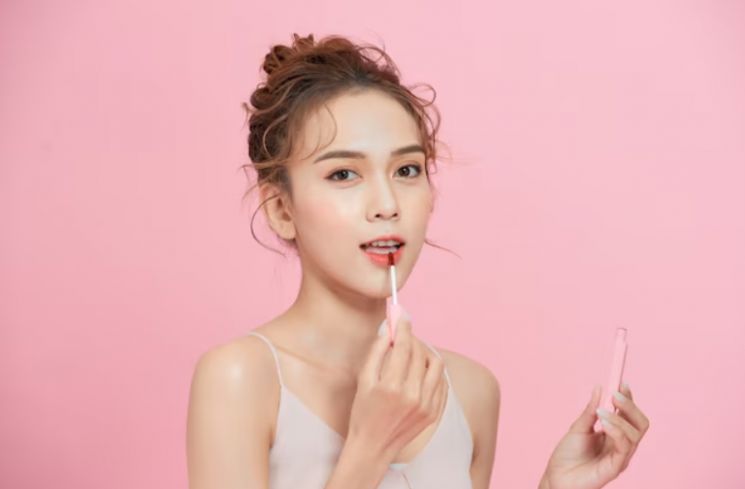 Ilustrasi perempuan pakai lipgloss. (Freepik)