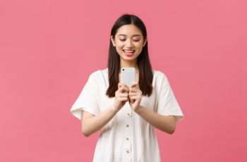 Dilema Cewek Gen Z: Nggak Bisa Lepas dari Ponsel, Tapi Pengen Digital Detox