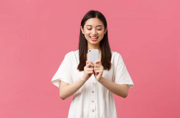 Ilustrasi Cewek Gen Z Nggak Bisa Lepas dari Ponsel (Freepik)