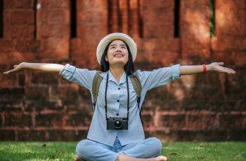 Healing Sendirian vs Girls Trip: Kamu Tim Liburan yang Mana Buat Recharge Diri?