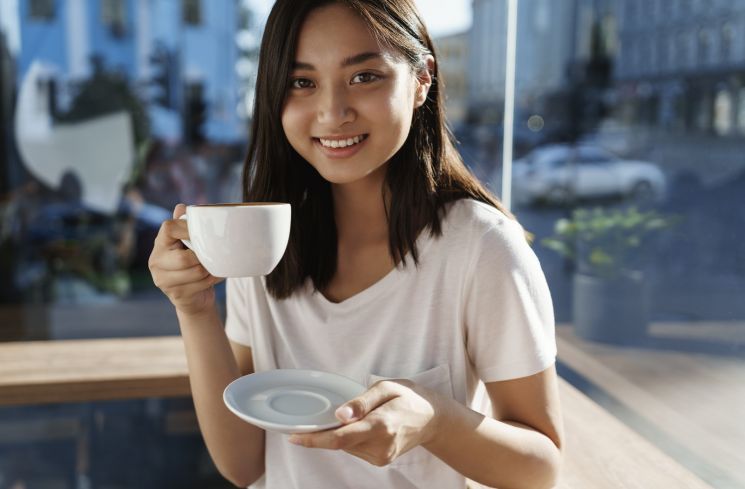 Ilustrasi ngopi cantik di rumah. (Freepik/@lookstudio)