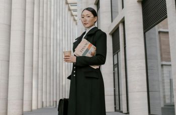 Nggak Ribut, Nggak Pamer, Tapi Tetap Menarik! 6 Ciri Quiet Confidence yang Jarang Disadari