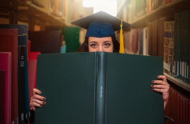 Ilustrasi lulusan sarjana gelar cum laude (Unsplash.com/Jasmine Coro)